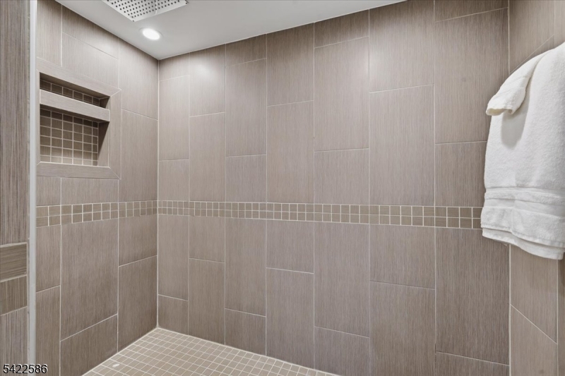 .6 miles to town/train - Residential