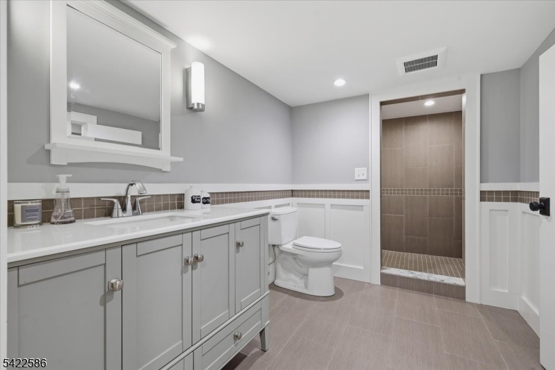 .6 miles to town/train - Residential