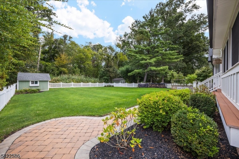 .6 miles to town/train - Residential