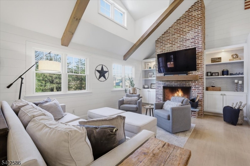 .6 miles to town/train - Residential