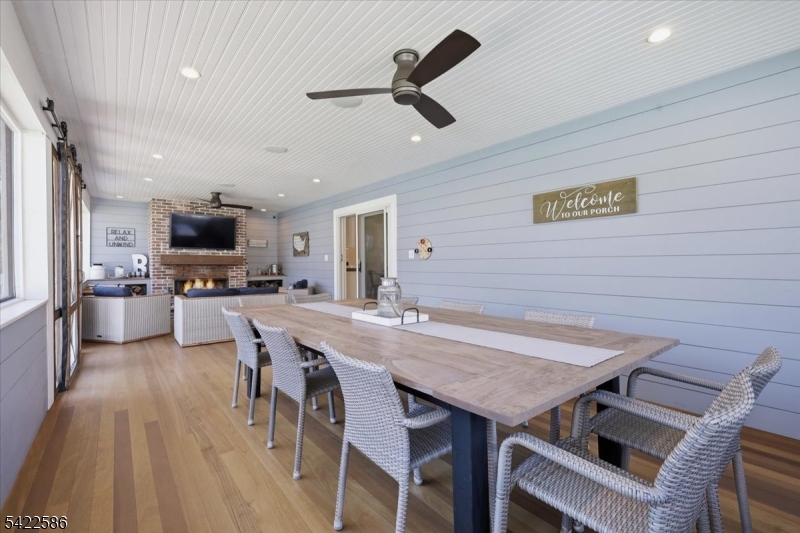 .6 miles to town/train - Residential