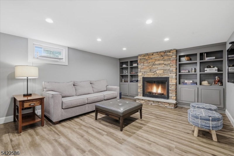 .6 miles to town/train - Residential