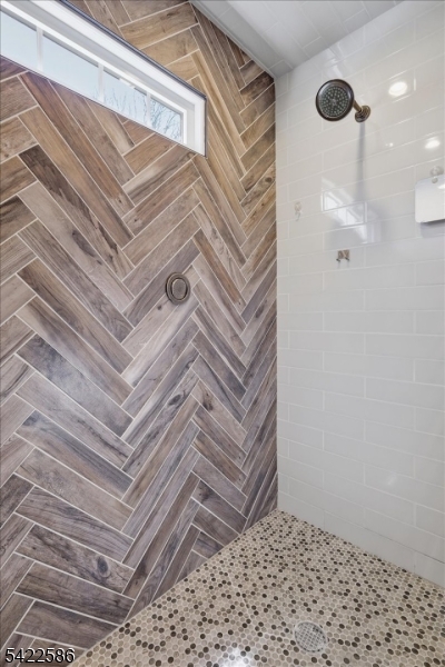 .6 miles to town/train - Residential