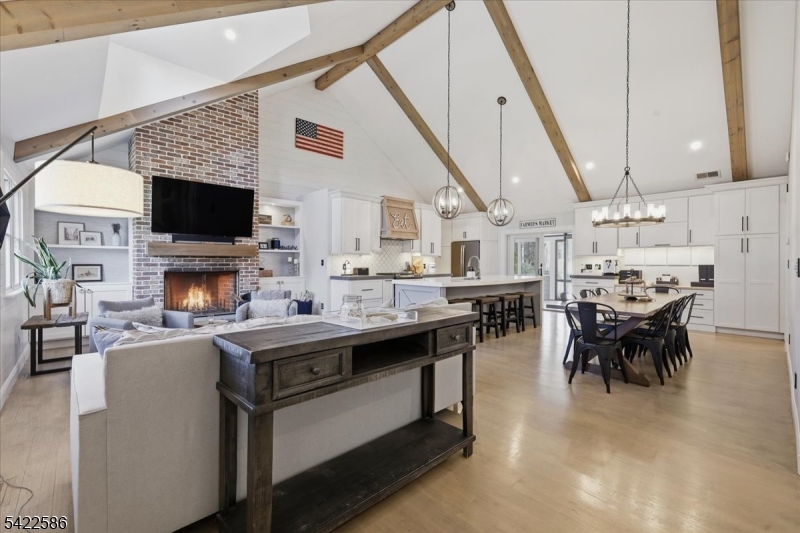 .6 miles to town/train - Residential