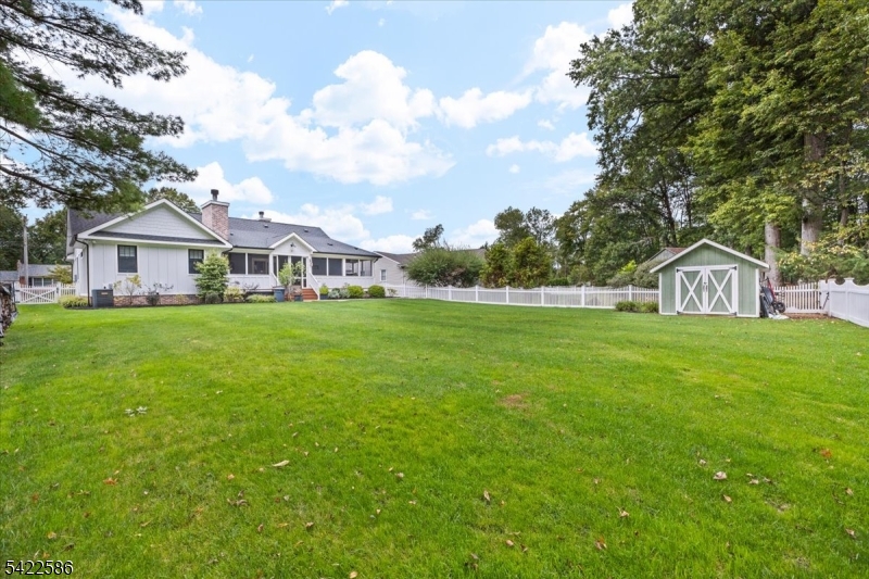 .6 miles to town/train - Residential