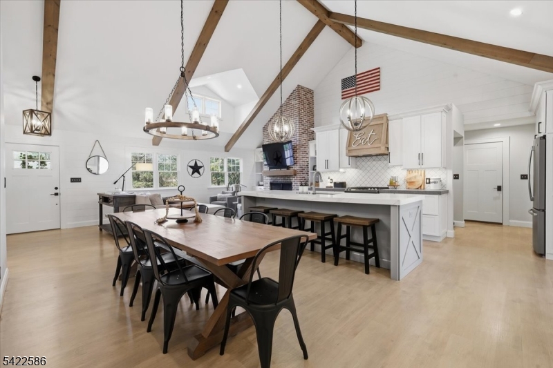 .6 miles to town/train - Residential