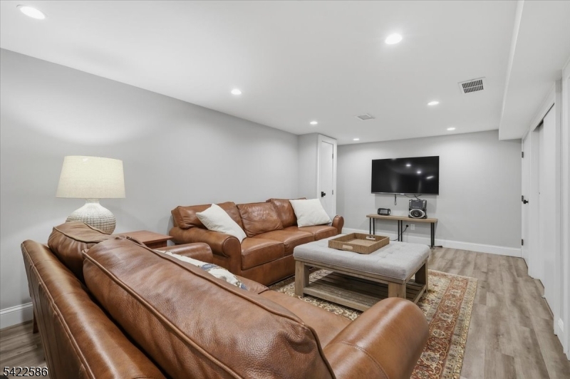 .6 miles to town/train - Residential