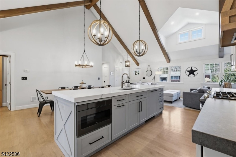 .6 miles to town/train - Residential