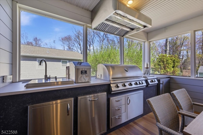 .6 miles to town/train - Residential