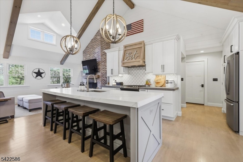 .6 miles to town/train - Residential