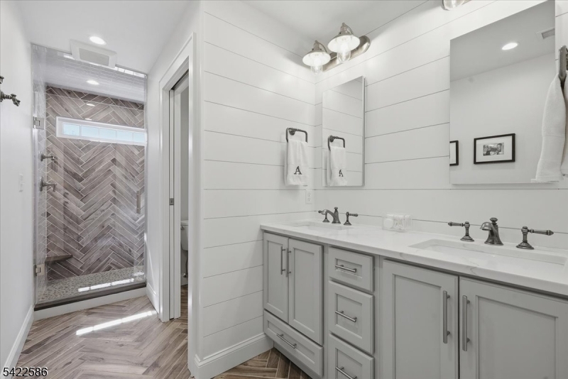 .6 miles to town/train - Residential