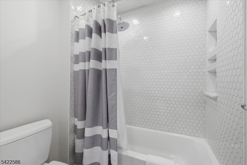 .6 miles to town/train - Residential