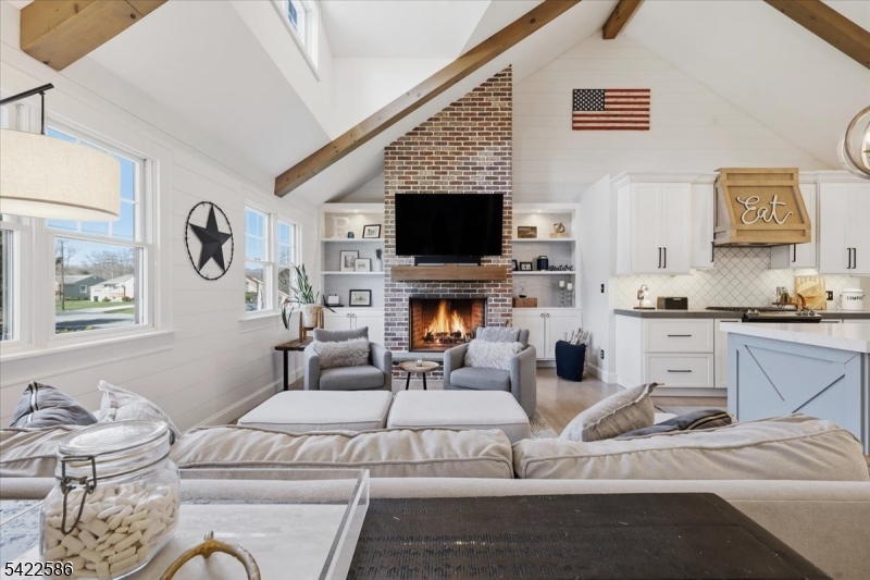 .6 miles to town/train - Residential