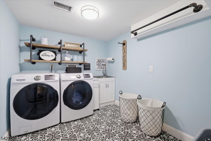 .6 miles to town/train - Residential