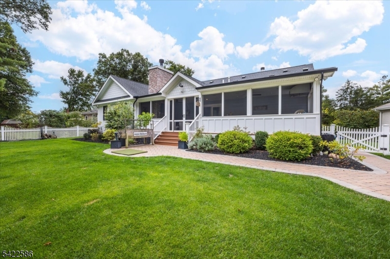 .6 miles to town/train - Residential