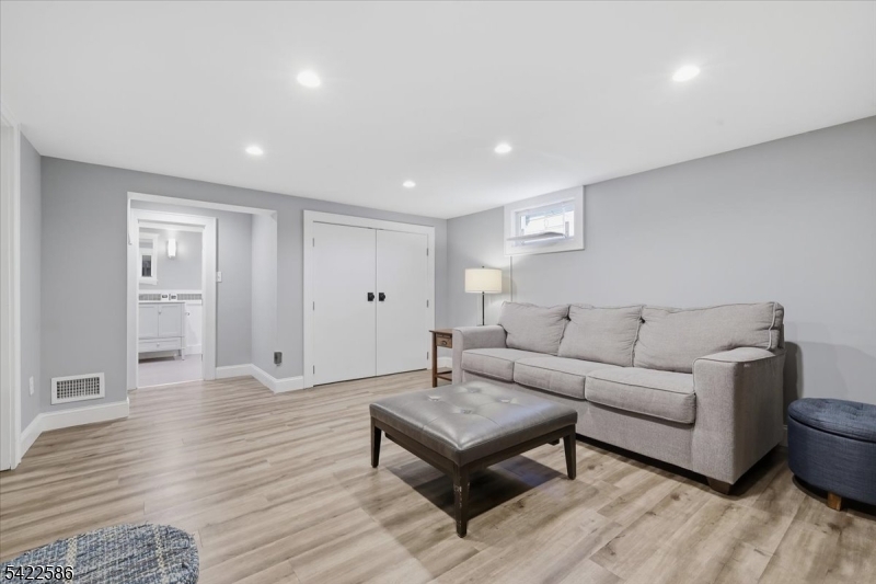 .6 miles to town/train - Residential