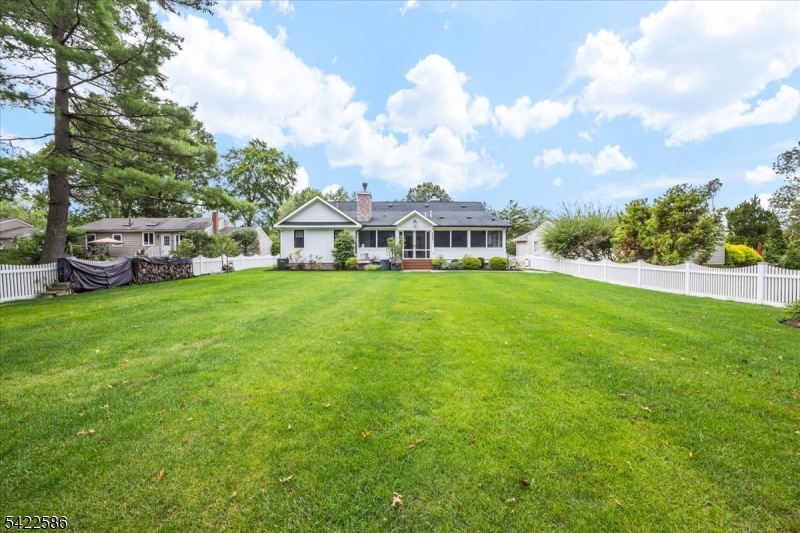 .6 miles to town/train - Residential