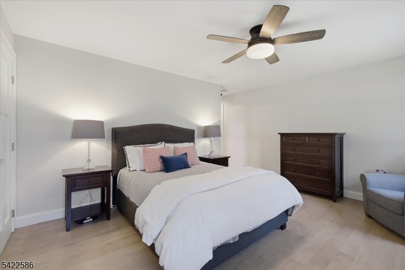 .6 miles to town/train - Residential