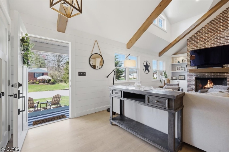 .6 miles to town/train - Residential