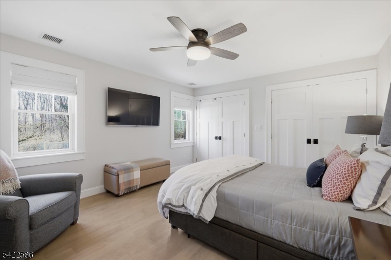 .6 miles to town/train - Residential