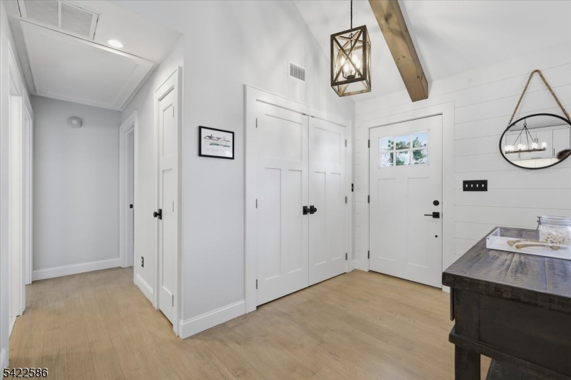 .6 miles to town/train - Residential