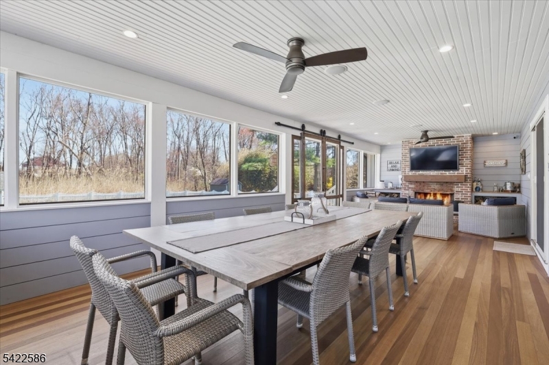 .6 miles to town/train - Residential