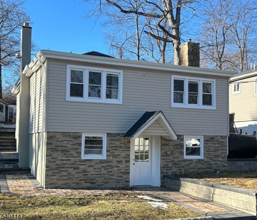 MOVE IN READY!! Upstairs- living room, modern, bright kitchen, 2 nicely sized bedrooms, beautiful main bathroom. Lower level- brand-new full bath, flex room/possible extra bedroom, entertaining/lounge space, & laundry/utility room. Nearby- marinas, restaurants, delicatessens, beach club & dog park all less than 2 miles.