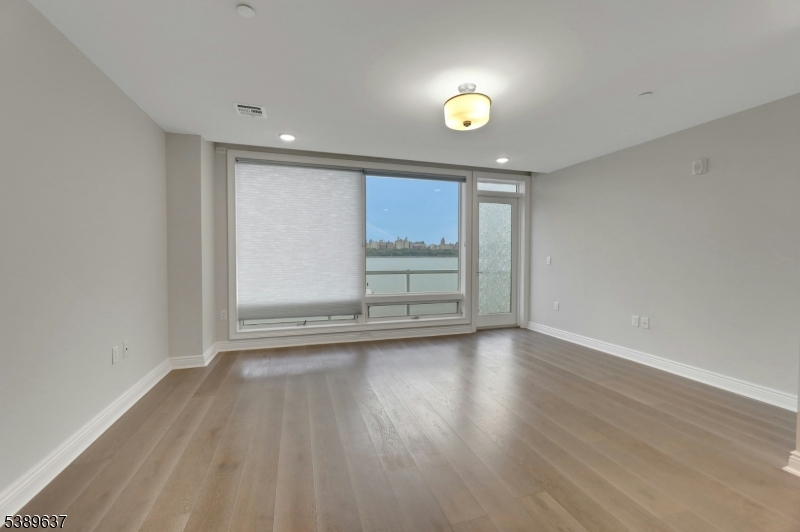 GLASS HOUSE - Residential