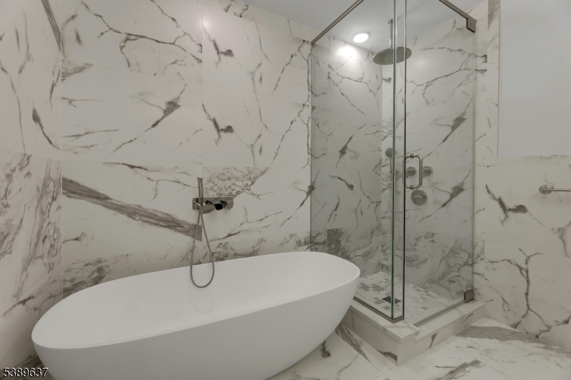 GLASS HOUSE - Residential