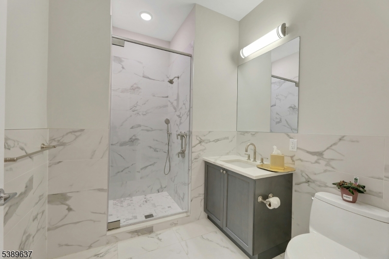 GLASS HOUSE - Residential