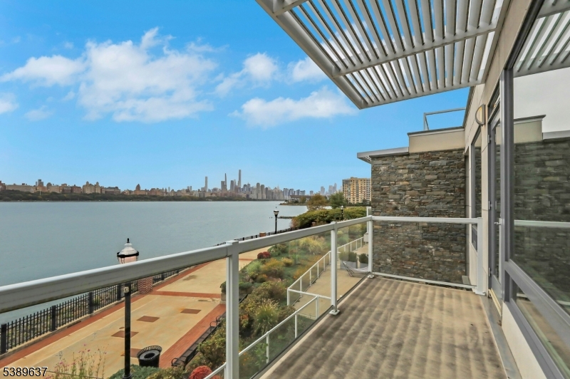 GLASS HOUSE - Residential