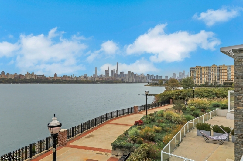 GLASS HOUSE - Residential