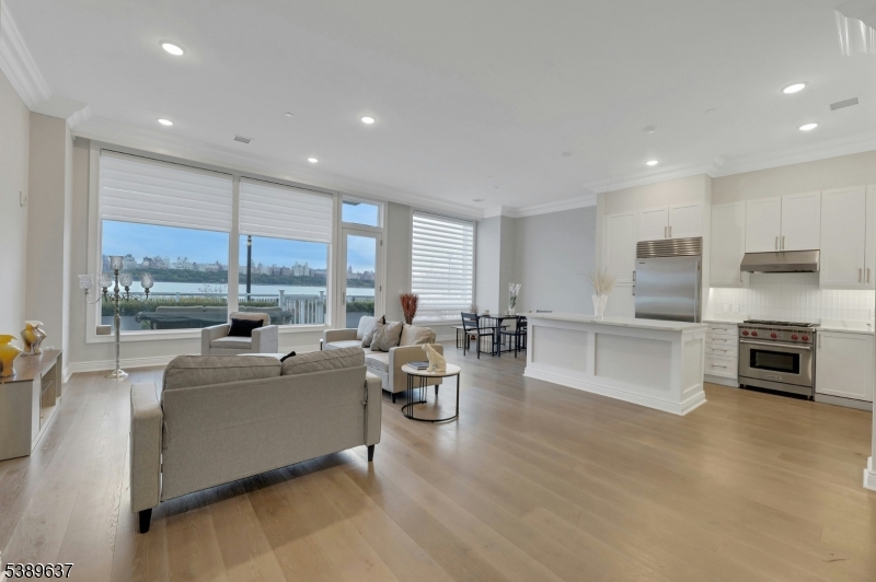 GLASS HOUSE - Residential