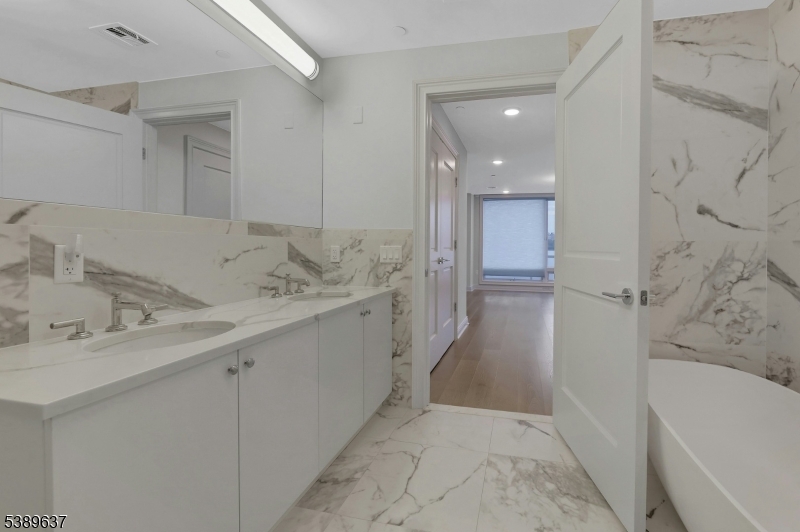 GLASS HOUSE - Residential