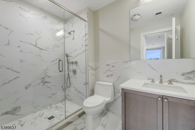 GLASS HOUSE - Residential