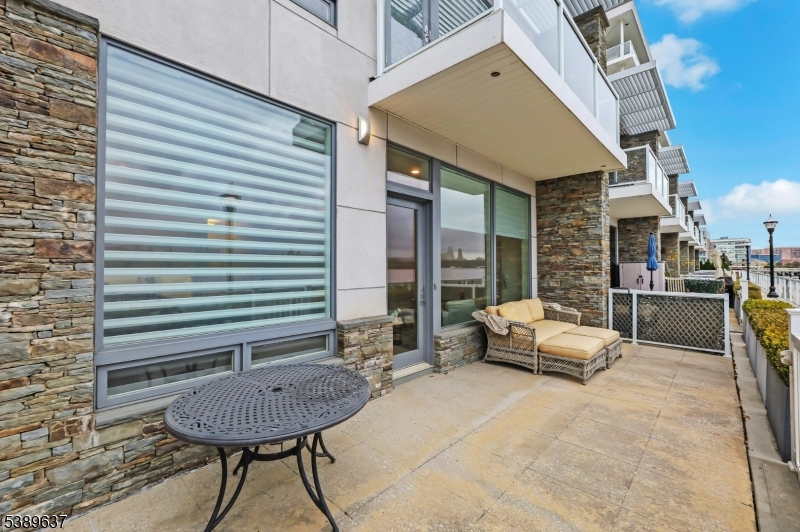 GLASS HOUSE - Residential