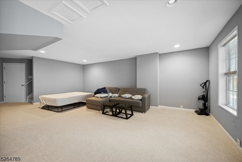 HUNTING  RIDGE - Residential Lease