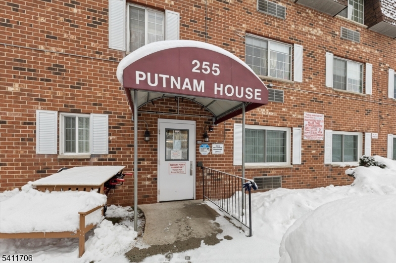 Putnam House Condominiums - Residential