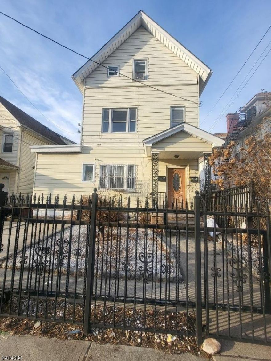 TWO BEDROOMS WITH A BONUS ROOM. CLOSE TO SHOPS AND TRANSPORTATION. LOCATION! LOCATION!  LOCATION! DOOR READS 131