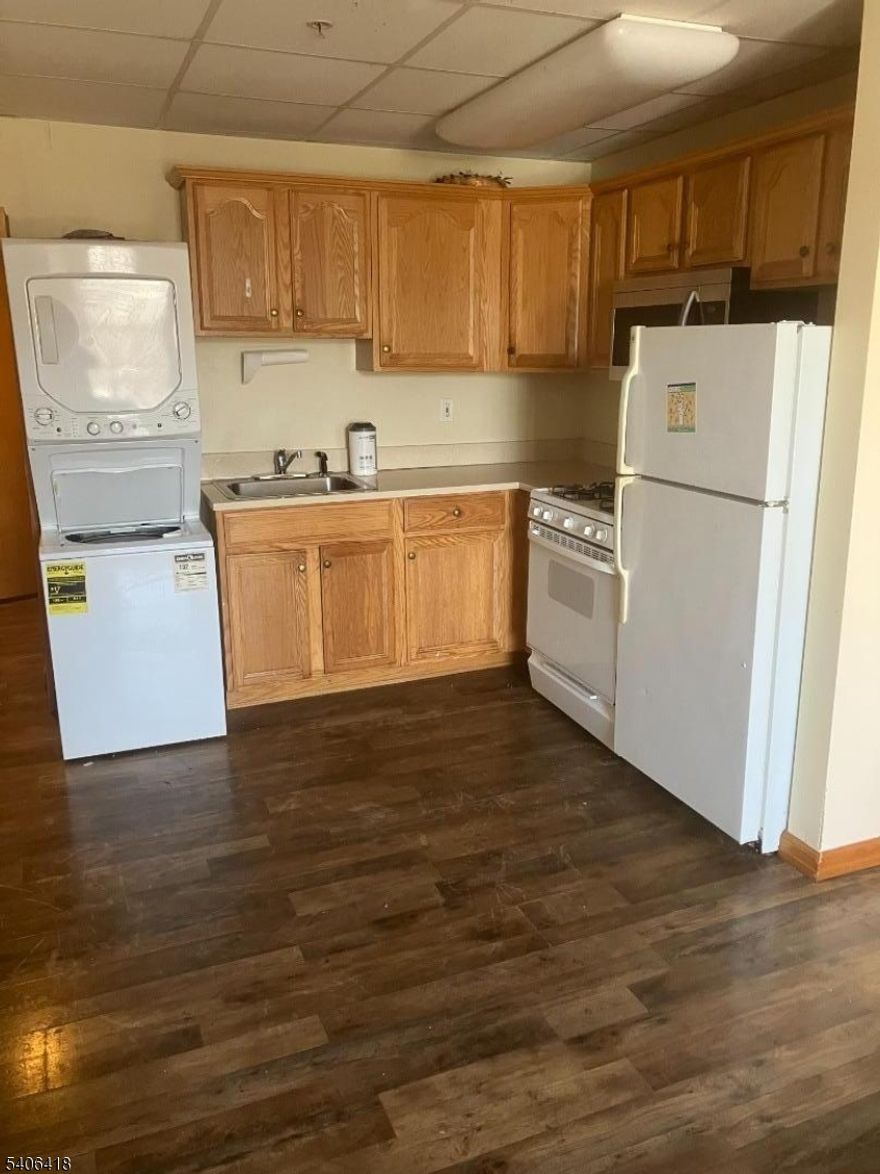 1 bedroom apartment in the heart of Sussex!  Elevator in building