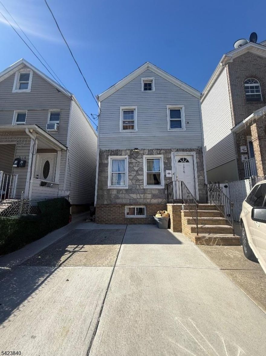 Spacious 3-bed, 1-bath single-family home. Includes a basement with laundry, and ample storage. Enjoy a large private yard and parking right in front. Conveniently located near all major transportation and commuter lines.