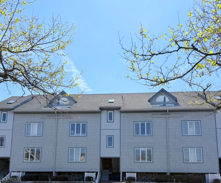 TIFFANY BY THE SEA - Residential