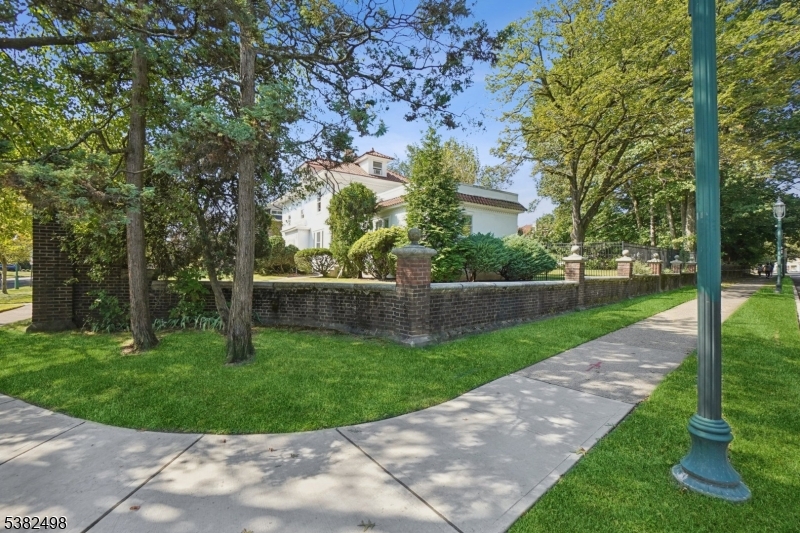 Tuxedo Park - Residential