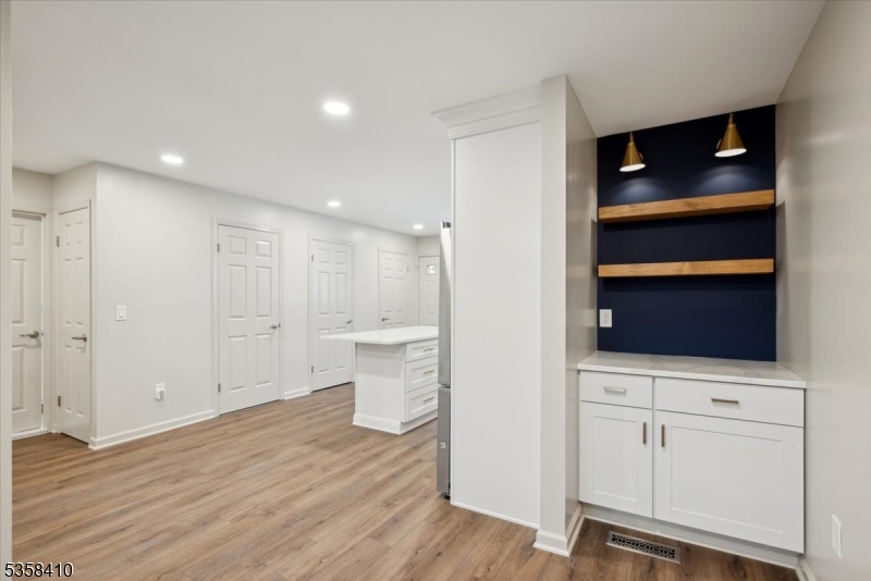 Raritan Twp., New Jersey 08822, United States, 1 Bedroom Bedrooms, ,1 BathroomBathrooms,Residential,Pending,132343