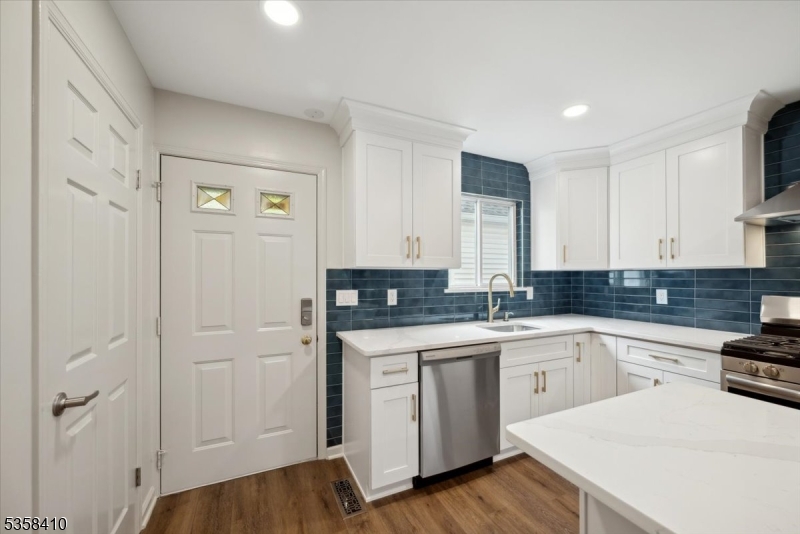 Raritan Twp., New Jersey 08822, United States, 1 Bedroom Bedrooms, ,1 BathroomBathrooms,Residential,Pending,132343