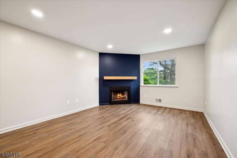 Raritan Twp., New Jersey 08822, United States, 1 Bedroom Bedrooms, ,1 BathroomBathrooms,Residential,Pending,132343