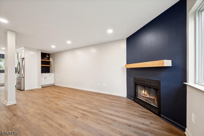 Raritan Twp., New Jersey 08822, United States, 1 Bedroom Bedrooms, ,1 BathroomBathrooms,Residential,Pending,132343