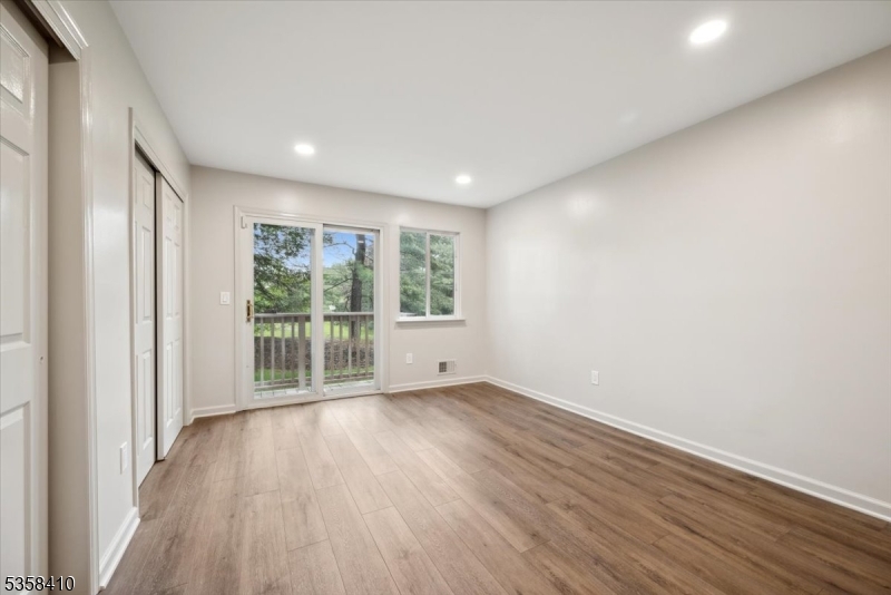 Raritan Twp., New Jersey 08822, United States, 1 Bedroom Bedrooms, ,1 BathroomBathrooms,Residential,Pending,132343