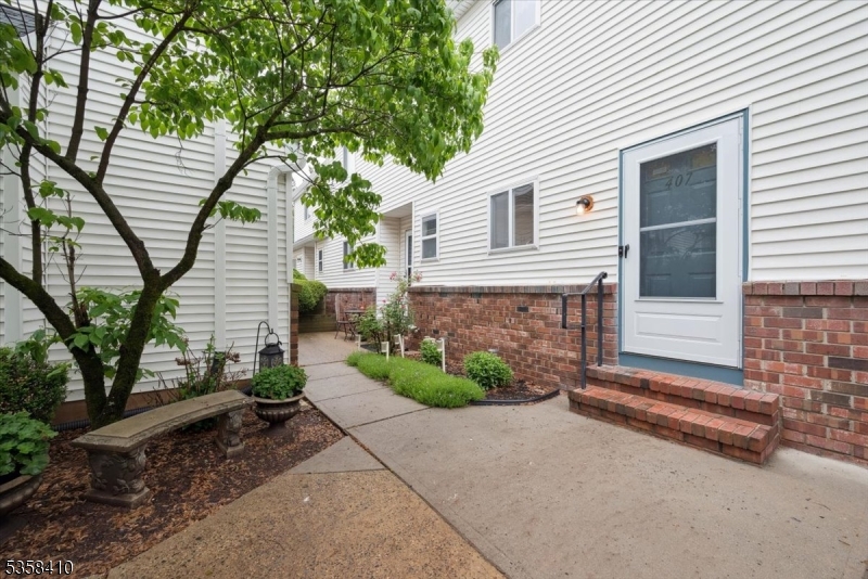 Raritan Twp., New Jersey 08822, United States, 1 Bedroom Bedrooms, ,1 BathroomBathrooms,Residential,Pending,132343