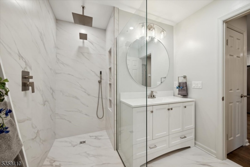 Raritan Twp., New Jersey 08822, United States, 1 Bedroom Bedrooms, ,1 BathroomBathrooms,Residential,Pending,132343